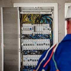 Cuánto cobra un electricista en España: este es el sueldo y los requisitos para trabajar en el sector