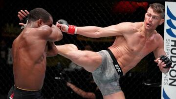 Stephen Thompson golpea a Geoff Neal.