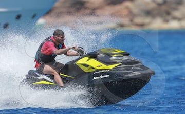 Theo Hernández y su novia Adriana Pozueco de vacaciones en Ibiza.