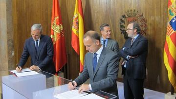 El alcalde de Zaragoza, Jorge Azcón, y el presidente del Real Zaragoza, Cristian Lapetra, firman el convenio.