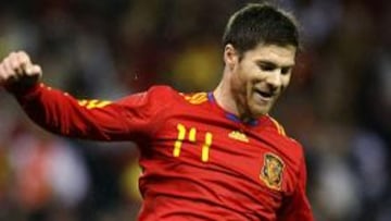 <b>DOBLETE.</b> Xabi Alonso consiguió los dos goles de España ante Argentina.