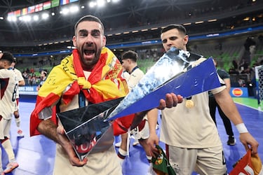 Antonio Pérez Ortega de España celebra tras la victoria del equipo como campeón de la Eurocopa de Fútbol Sala de la UEFA 2026.