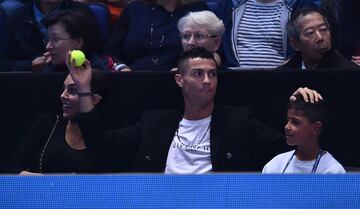 Cristiano Ronaldo aprovechó el parón liguero para disfrutar en Londres de la ATP Finals junto a Georgina Rodríguez y su hijo mayor. Vio el partido entre Djokovic e Isner.