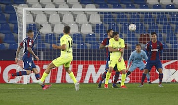 ¡Empata el partido el líder, con algo de fortuna! ¡Disparó Llorente desde el balcón del área, la tocó con la frente Rober Pier y dejó vendido a Aitor, que se quedó anclado en el suelo!







¡Empata el partido el líder, con algo de fortuna! ¡Disparó Llorente desde el balcón del área, la tocó con la frente Rober Pier y dejó vendido a Aitor, que se quedó anclado en el suelo!












