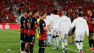 PALMA, 18/08/2024.- Los jugadores del RCD Mallorca aplauden al Real Madrid, supercampeón de Europa, antes del partido de LaLiga entre el RCD Mallorca y el Real Madrid, este domingo en el estadio de Son Moix, en Palma. EFE/CATI CLADERA