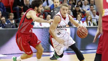 GRA136. ZARAGOZA, 13/11/2016.- El base sueco del Fuenlabrada Ludde Hakanson (d) con el balón defendido por el base del Zaragoza Tomás Bellas durante el partido de la octava jornada de Liga ACB disputado hoy en el pabellón Príncipe Felipe de Zaragoza. EFE/Javier Belver