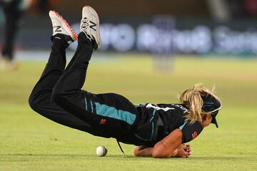 Sud¨¢frica y Nueva Zelanda se enfrentaron el d¨ªa 13 en el partido de la Copa Mundial femenina T20 de cricket. La cita tuvo lugar en Boland Park, un estadio multiusos en Paarl (Sud¨¢frica), donde la neozelandesa Jess Kerr acab¨® por los suelos en un momento del encuentro y no puedo evitar la derrota de su equipo ante las anfitrionas.