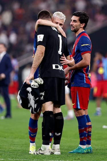 Dani Olmo junto a Unai Simón tras el encuentro que enfrentó al Fútbol Club Barcelona y Athletic Club perteneciente a la semifinal de la Supercopa de España.
