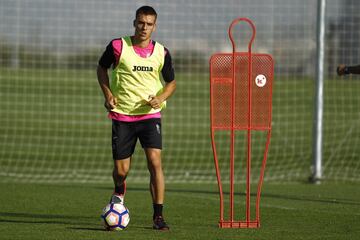 Formado en las categorías inferiores del Barcelona, se marchó al Sporting de Braga en 2013. Regresó para jugar en el filial, pero ese mismo año se marchó al Valladolid Promesas. En la actualidad es uno de los laterales derechos del Mallorca.