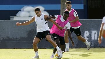 Jairo controla un balóm persrguido por Issa Fomba y Chechu