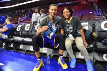 Stephen Curry habla con Mo'ne Davis, estrella de la Little League, una competición de béisbol infantil que reúne a los mejores equipos de todo el mundo.