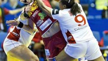 <b>ESPAÑA 26 - RUMANÍA 30</b>. La rumana Tividar, bloqueada por Marta Mangué.