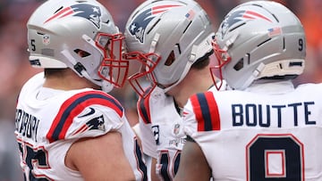 DENVER, COLORADO - JANUARY 25: Drake Maye #10 of the New England Patriots celebrates with Garrett Bradbury #65 and Kayshon Boutte #9 during the second quarter in the AFC Championship Playoff game against the Denver Broncos at Empower Field At Mile High on January 25, 2026 in Denver, Colorado. Matthew Stockman/Getty Images/AFP (Photo by MATTHEW STOCKMAN / GETTY IMAGES NORTH AMERICA / Getty Images via AFP)