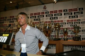 25/07/10 REAL MADRID RUEDA DE PRENSA
DESPEDIDA DE GUTI EN EL SANTIAGO BERNABEU
TROFEOS GANADOS POR GUTI EN REAL MADRID