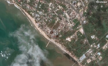 Imagen satelital de un pueblo pesquero en White House, Jamaica, tras el paso del huracán Melissa.