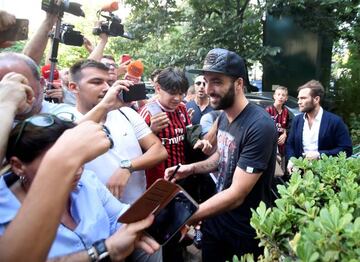 Gonzalo Higuaín arrives in Milan for a medical ahead of his loan move to AC Milan.