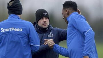 Yerry Mina con el t&eacute;cnico Marco Silva