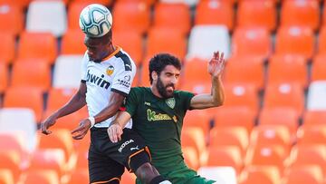 Kondogbia ante Ra&uacute;l Garc&iacute;a en Mestalla.