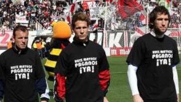 <b>REIVINDICACIÓN. </b>Juli, Susaeta y Dani, con las camisetas pidiendo a Ruiz-Mateos que pague a la plantilla.
