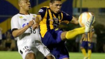 José Leguizamón de Sportivo Luqueño disputa un balón ante Paranaense.