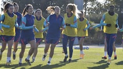 La jugadores del Barcelona Femenino entrenan en el anexo  del estadio de los Juegos Mediterraneos de Almeria donde ma&ntilde;ana se celebra la segunda semifinal de la Supercopa de Espa&ntilde;a Femenino 