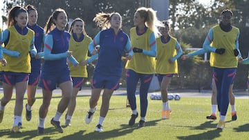 La jugadores del Barcelona Femenino entrenan en el anexo  del estadio de los Juegos Mediterraneos de Almeria donde ma&ntilde;ana se celebra la segunda semifinal de la Supercopa de Espa&ntilde;a Femenino 