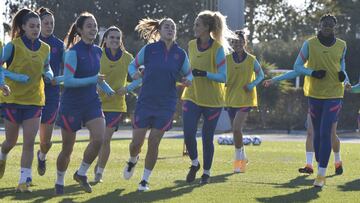 La jugadores del Barcelona Femenino entrenan en el anexo del estadio de los Juegos Mediterraneos de Almeria donde mañana se celebra la segunda semifinal de la Supercopa de España Femenino
