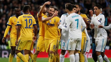 Los jugadores de Real Madrid y Juventus, discutiendo tras el penalti se&ntilde;alado por Michael Oliver.