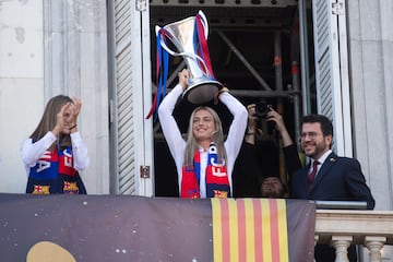 Las campeonas de Europa ofrecen su triunfo en la Generalitat de Catalunya junto al presidente del Barcelona, Joan Laporta.