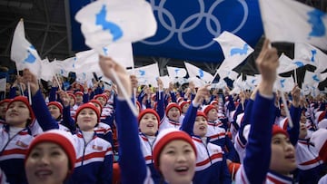 Animadoras norcoreanas animan con la bandera de Corea unificada durante los Juegos Ol&iacute;mpicos de Invierno de Pyeongchang 2018.