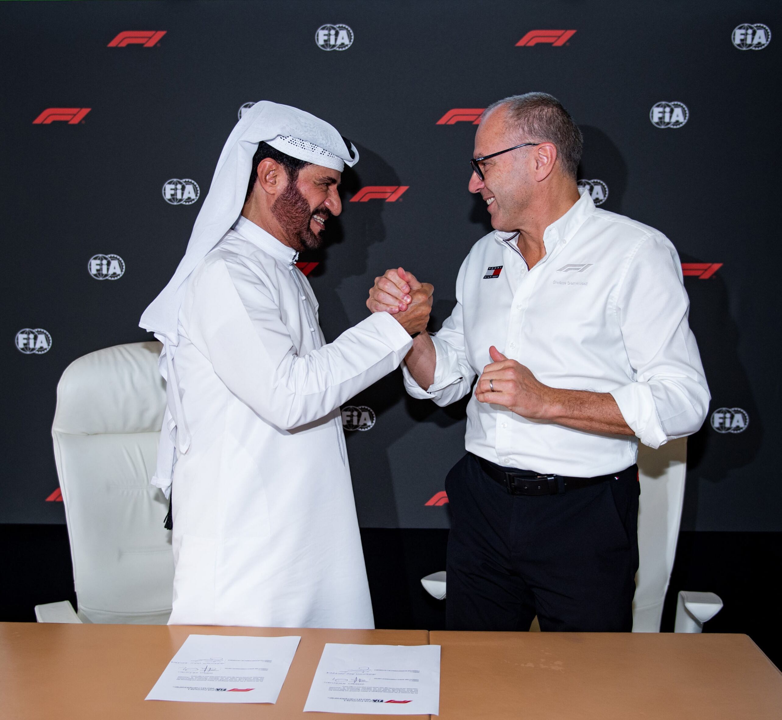 Ben Sulayem, presidente de la FIA, y Stefano Domenicali, de la F1, celebran el Pacto de la Concordia.