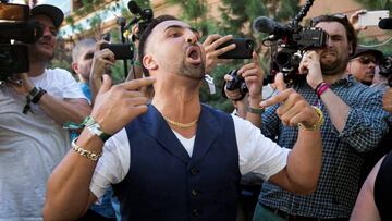 Paulie Malignaggi se enzarza con Conor McGregor en la Toshiba Plaza in Las Vegas, Nevada, antes de la pelea del luchador irlandés contra Floyd Mayweather.