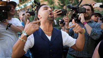 Paulie Malignaggi se enzarza con Conor McGregor en la Toshiba Plaza in Las Vegas, Nevada, antes de la pelea del luchador irland&eacute;s contra Floyd Mayweather.