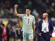ARLINGTON, TEXAS - JUNE 18: Cesar Montes #3 of Mexico celebrates after winning the Group Stage - Group A match between Suriname and Mexico as part of the 2025 CONCACAF Gold Cup at AT&T Stadium on June 18, 2025 in Arlington, Texas. Omar Vega/Getty Images/AFP (Photo by Omar Vega / GETTY IMAGES NORTH AMERICA / Getty Images via AFP)