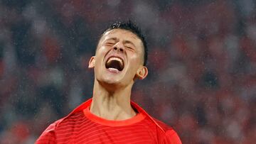 El joven futbolista turco celebra la victoria y el pase a los cuartos de final.