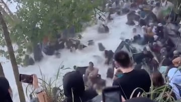 Una ola gigante barre a decenas de espectadores en la playa de Waimea Bay (Oahu, Haw&aacute;i) que estaban viendo el Eddie Aikau Big Wave Invitational, campeonato de surf de olas gigantes, el 22 de enero del 2023. 