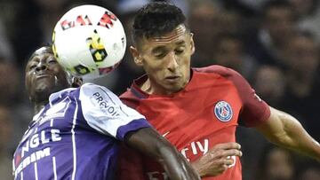 Toulouse's Guinean defender Issiaga Sylla (L) and Paris Saint-Germain's Brazilian defender Marquinhos go for a header during the French L1 football match Toulouse (TFC) vs Paris Saint-Germain (PSG) on September 23, 2016 at the Municipal stadium in Toulouse. / AFP PHOTO / PASCAL PAVANI
