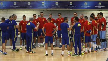 Los jugadores de la Selección española de futsal, con venancio López, en un entrenamiento en Colombia.