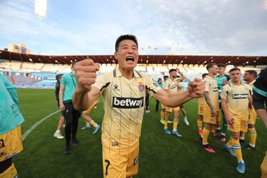 Wu Lei sale a hombros del Espanyol por encima del show-business