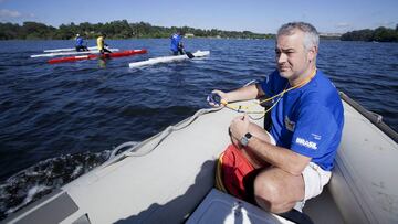 El técnico español Jesús "Suso" Morlán (2-i) comanda un entrenamiento de los atletas del equipo brasileño de piraguismo en la presa de Guarapinanga, al sur de Sao Paulo (Brasil).