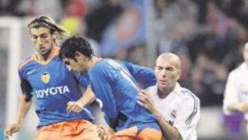 <b>EL FRANCÉS PADECE UNA PUBALGIA</b>. El parte médico facilitado por los doctores madridistas indica que Zidane está bajo tratamiento médico fisioterapéutico. El francés cumplirá además un trabajo específico de recuperación para subsanar la pubalgia.