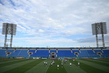 La selección esapñola se ejercita en el estadio Petrovsky.