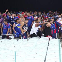 Hinchas de la U fueron desalojados por incidentes