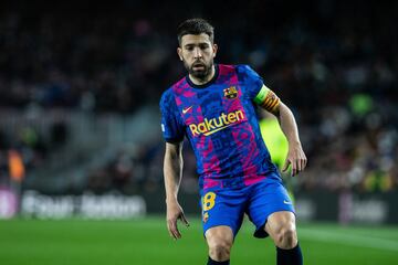 Jordi Alba, en su partido n¨²mero cien en Europa, se puso el brazalete de capit¨¢n por primera vez desde que es jugador del Barcelona..