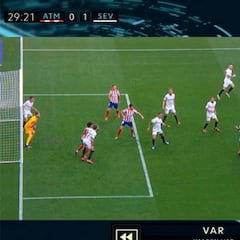 Hernández Hernández pitó dos penaltis tras el aviso del VAR