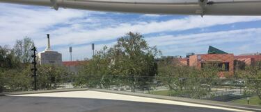 La ubicación del estadio en un terreno con una historia tan importante es quizás su característica más importante.En las calles de la Exposition Park, famoso por Museos, eventos y otros estadios deportivos.