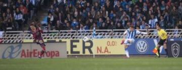 1-0. Canales centra para que Song remate en propia puerta el primer gol donostiarra.