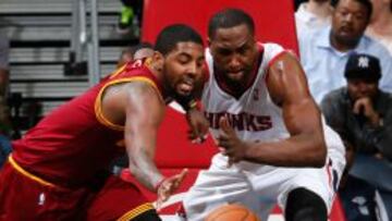 Kyrie Irving pelea un balón con Elton Brand.