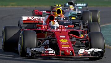 ZSN005. Melbourne (Australia), 26/03/2017.- German Formula One driver Sebastian Vettel (front) of Scuderia Ferrari leads the race ahead of British Formula One driver Lewis Hamilton (back) of Mercedes AMG GP with Dutch Formula One driver Max Verstappen (middle) of Red Bull Racing between them during the 2017 Formula One Grand Prix of Australia at the Albert Park circuit in Melbourne, Australia, 26 March 2017. (Fórmula Uno) EFE/EPA/DIEGO AZUBEL