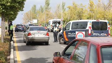 Varios veh&iacute;culos esperan durante un control policial en el segundo d&iacute;a de entrada en vigor de las nuevas restricciones de movilidad en el municipio madrile&ntilde;o de Alcorc&oacute;n, Madrid (Espa&ntilde;a) a 4 de octubre de 2020. Esta es l